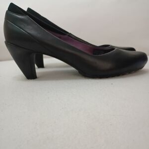 Tsubo Black Mid-Heel Pump with Purple Lining